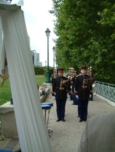 Des musiciens au garde à vous