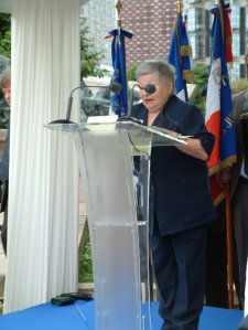 L'un des micros lui cache un oeil !