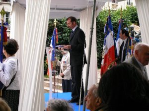 J'ai oublié son nom, mais c'est l'organisateur de la cérémonie