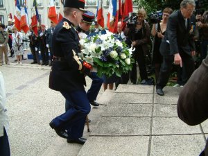 Mais qui est bien cachée entre ces 2 officiers ?